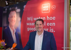 Jelle Aalbregt in person with the paper by Dylan van Geest. MeerDeur presents their new logo 